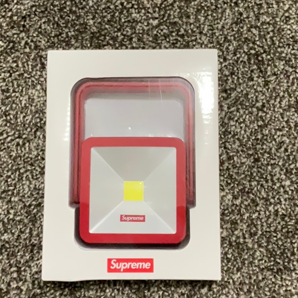 Supreme Magnetic Kickstand Light FW18 (Fall Winter 2018)